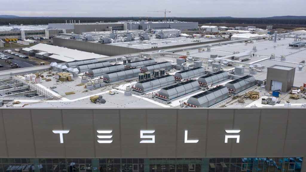 Tesla, Hindistan’a 2 Milyar Dolarlık Fabrika Yatırımı Yapmaya Yakın